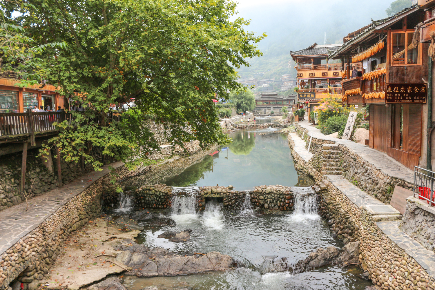 西江千户苗寨，位于黔东南首府凯里市雷山县境内，西江千户苗寨很好的保存了苗族