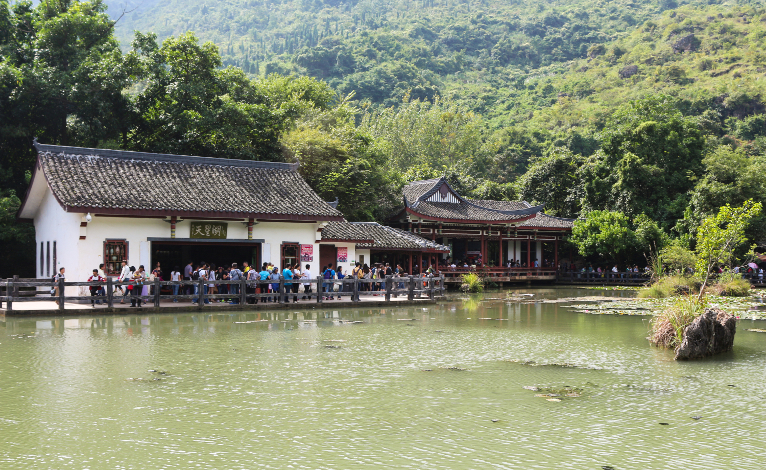 安顺黄果树天星桥景区，由天星盆景区、天星洞景区和水上石林区组成,距离黄果树瀑布核心区有近40分钟的车程。景区虽然很小，但很精致，它石笋密集，植被茂盛，水到景成，集山、水、林、洞为一体，很好展示了黄果树