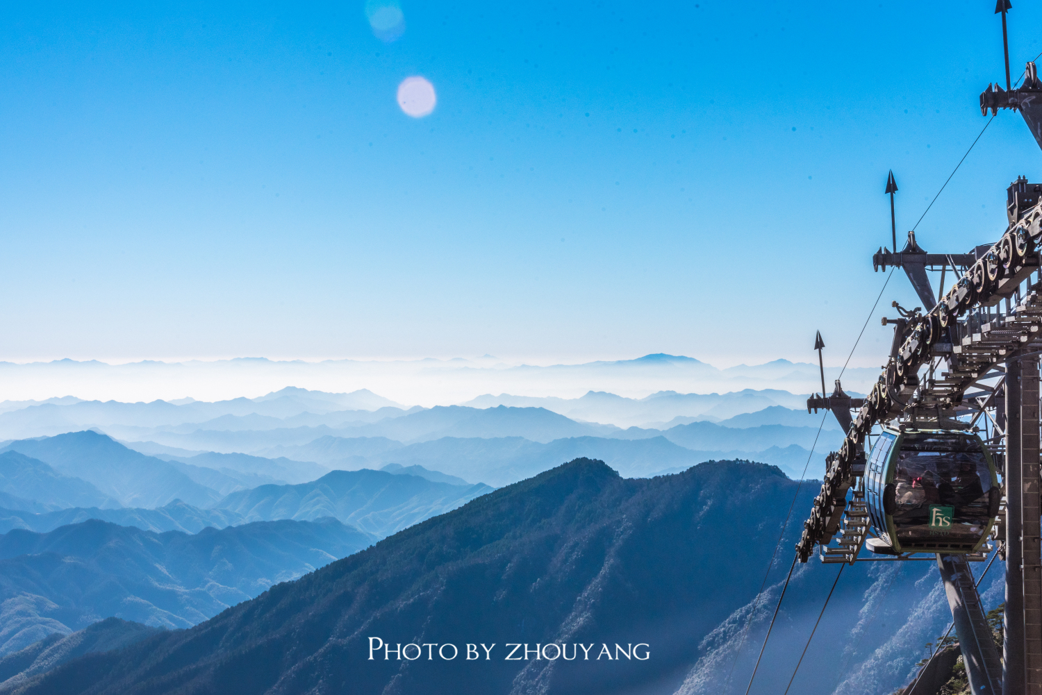 黄山原名黟山，唐朝时更名为黄山，取自“黄帝之山”之意。黄山是世界自然和文化双遗产，世界地质公园，中国十大名胜古迹之一。黄山以奇松、怪石、云海、温泉、冬雪“五绝”著称于世，拥有“天下第一奇山”之称。徐霞