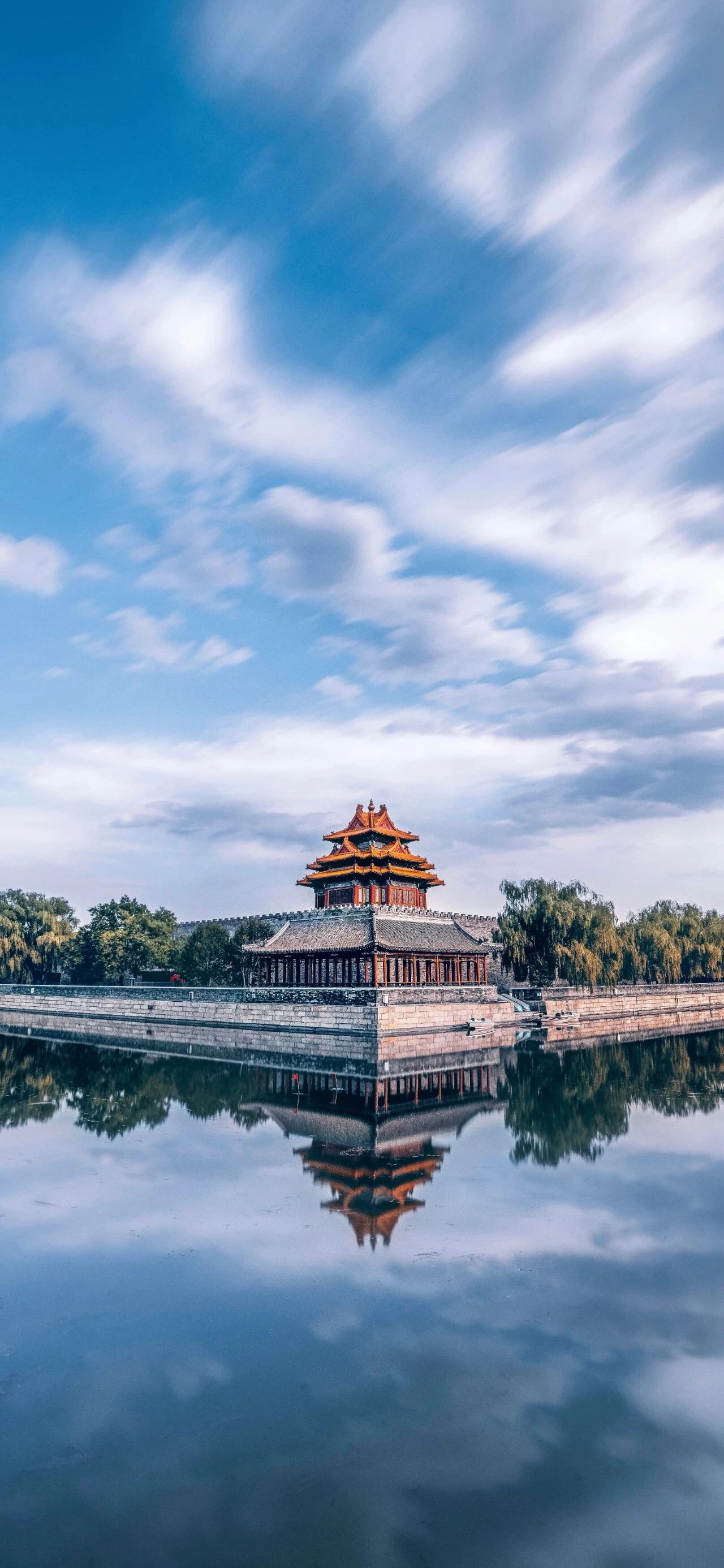 我曾以为，做中介不过是逢场作戏——见客户像拧开瓶盖喝水，简单到不必走心。直到第一天上班，老大把“赚快钱的秘籍”拍在我桌上：“客户要月亮，你就说手里有嫦娥，先勾过来再说。”

“这不是骗吗？”我捏着合同