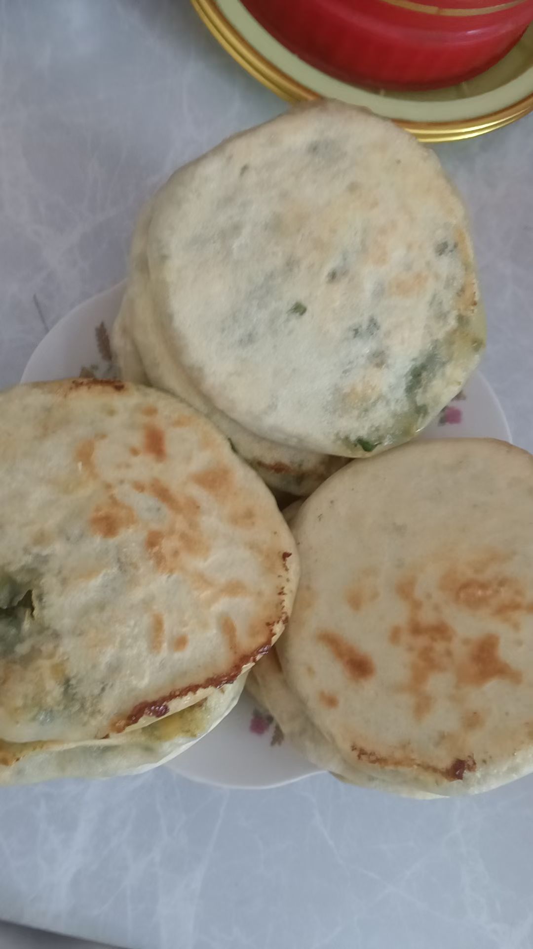 吃大饼这事儿，有利有弊。大饼富含淀粉和碳水，能快速给身体供能，而且干干的，纤维含量高，吃一块就挺扛饿，很适合外出或旅行带着。之前我去爬山，就揣了俩大饼，饿的时候啃一口，瞬间回血。
不过，它也有缺点。大