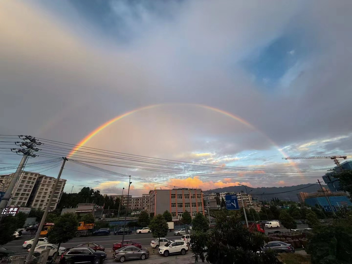 听说看见彩虹🌈的人都会变得很幸运～

​