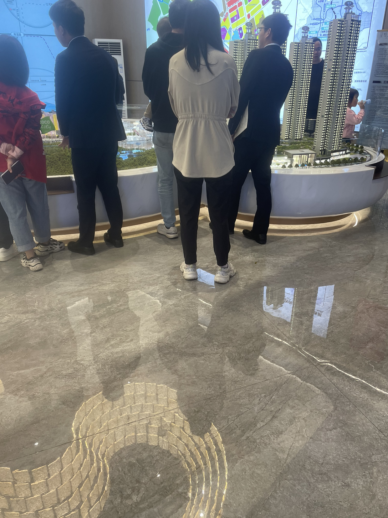 龙华北站备受期待？原来是给实惠了，单价5字头上车97方大三房住宅送了装修，要知道龙华北站就是交通枢纽，不仅地铁还车程到福田就十来分钟的便利，之前都限价7w多一下子出单价5字头真的是送刚需的我们温暖，还