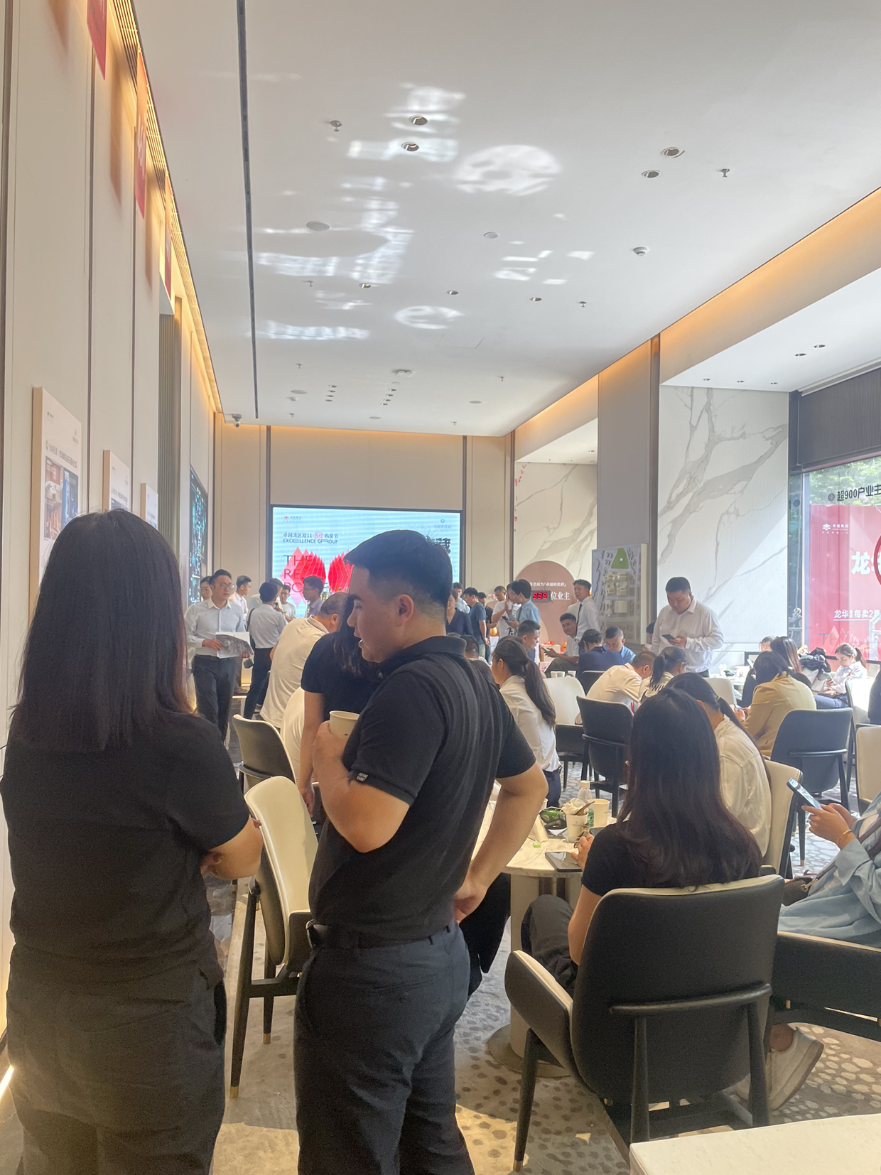 龙华还是没守住底线，75折准现房，直接可以手扶减免2.5成，等于自己出0.5成49w上车大四房还是准现房了看的到的保障与放心，还是2梯3户朝南直接看福田景观美不胜收，在建的地铁到福田与南山更便利，本就