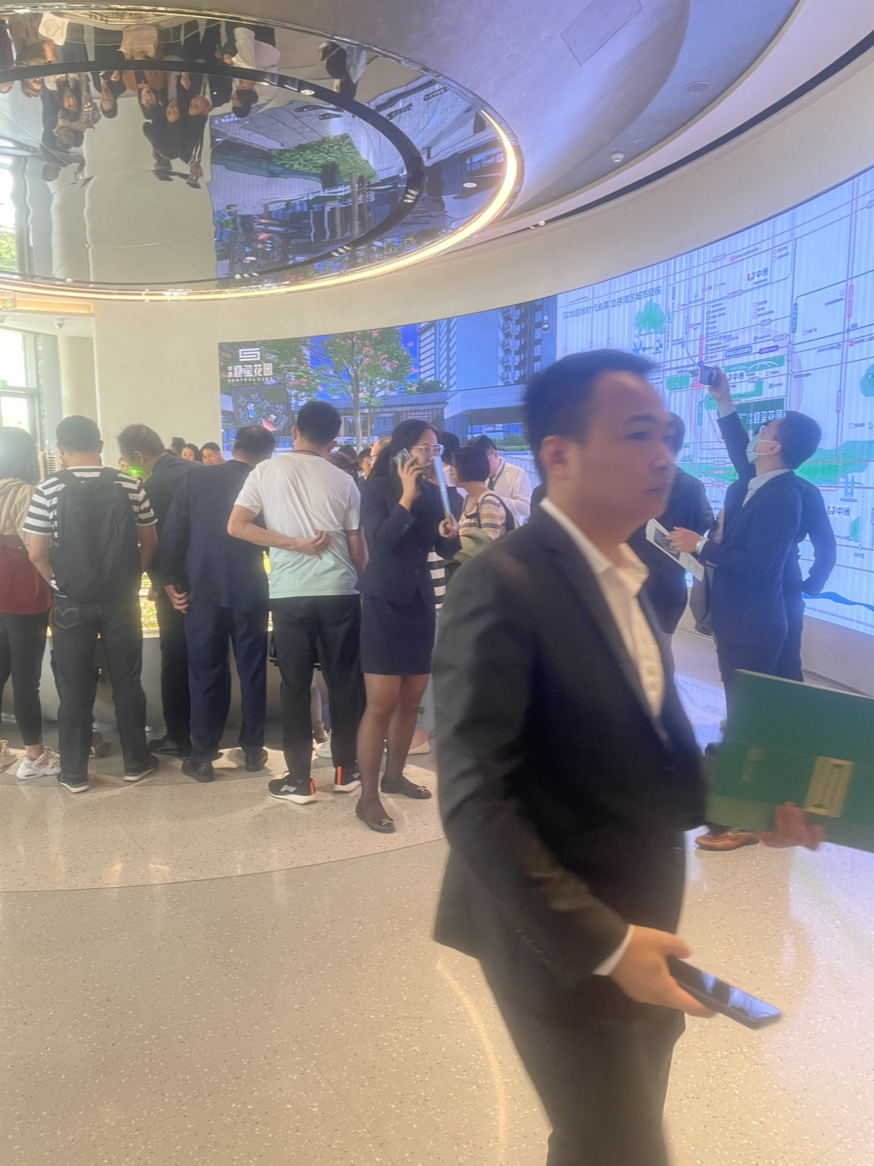 龙华北站香了？那么多人？原因实惠给到位了，毕竟单价5字头上车龙华北站商圈还是送温暖到了，毕竟总价也5字头上车97方大三房住宅，还送了装修，难得楼间距都200米宽 3.1米层高 17栋大社区 没有人才房