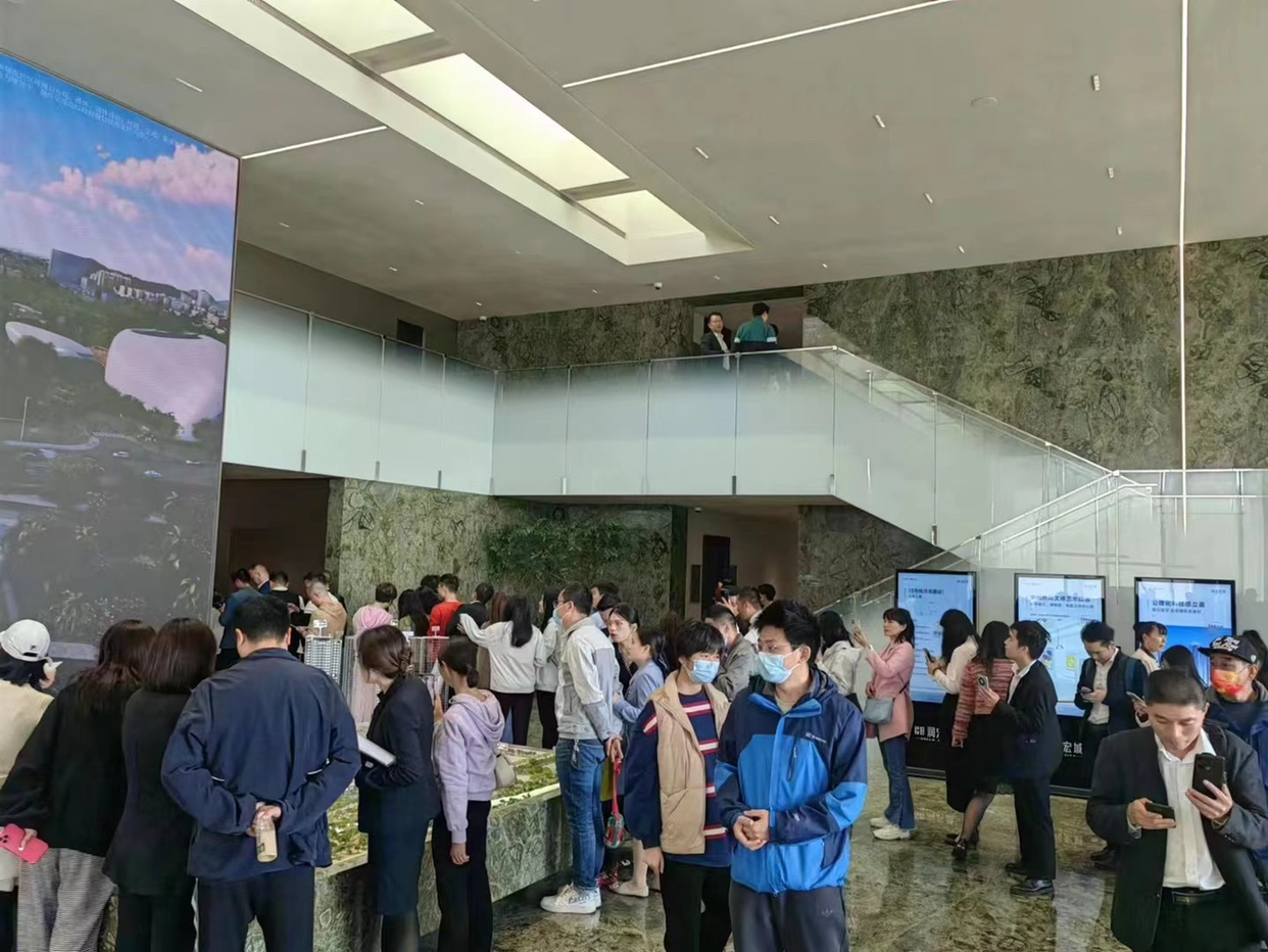 宝安更卷，一城手扶35w上车三房住宅，剩下二城可以慢慢给很是轻松，送了装修很是省心 还近地铁口6站抵达南山 10站到福田的方便，家门口的小学 中学九年制学校很是期待子女就读，算下来单价4w多 这让前业
