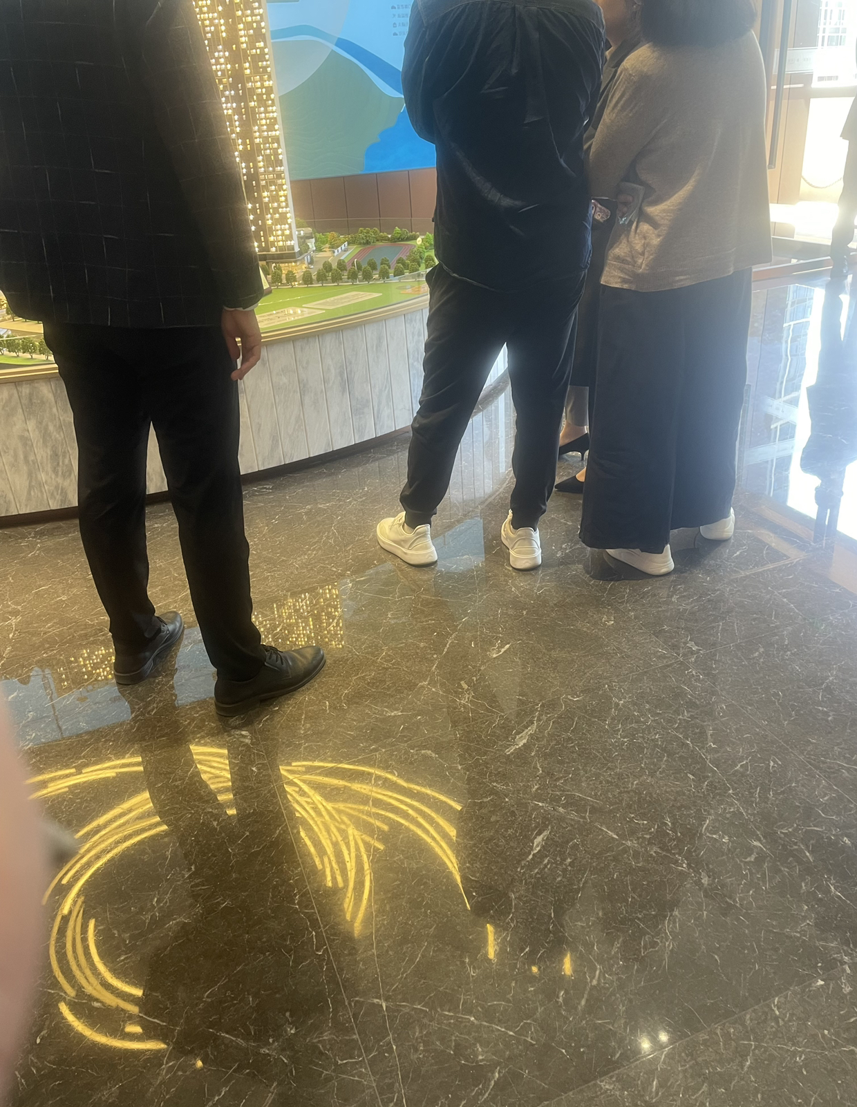 龙华全城注目了，特别是中介可能要给你推了，就是龙华北站商圈即将出新楼盘，据说5字头 总价5字头上车93方大三房，主要是楼间距180米长，层高3.1米 低密度4.24 车位1.1以上 没有保障房没有回迁