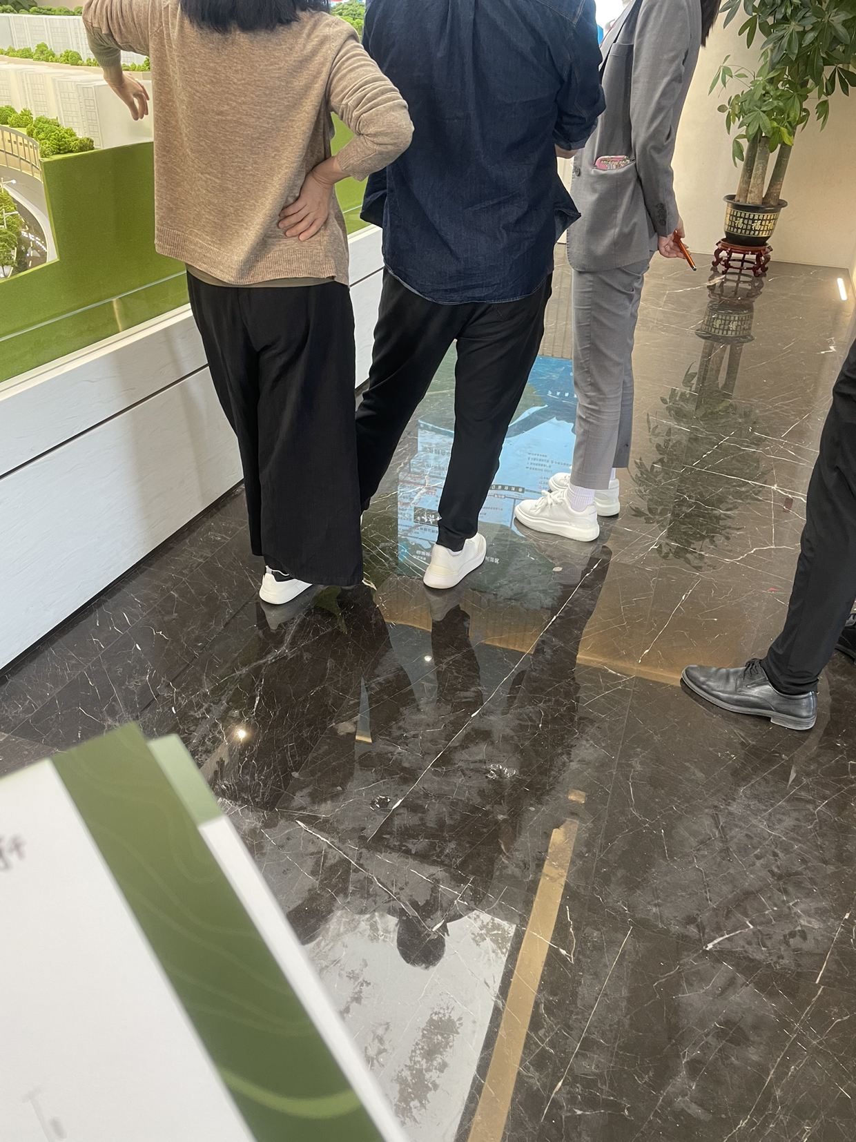 光明也拉垮了，三房总价仅279w装修住宅，还距离通车的地铁才300米对于直达南山到福田就便利了，有三房四房选择很是满足于刚需，毕竟学校也是开发商的一大特色就400米有幼儿园 小学 中学九年制义务教育，