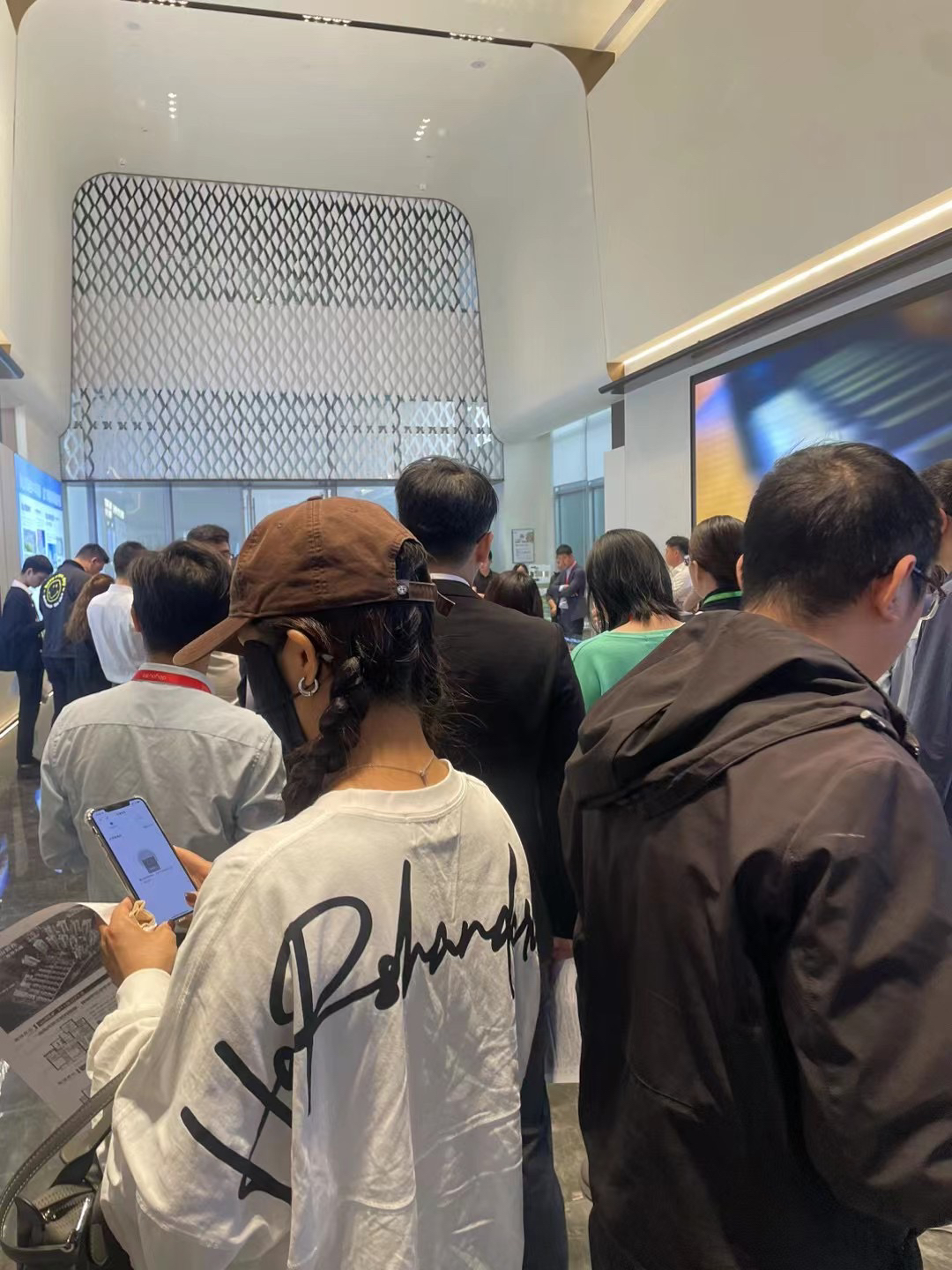  罗湖开放了，85折已经不香，这开发商直接85折还送了手扶，等于真手扶99w上车上车大三房住宅，还准现房了还送装修交付，要知道罗湖近的就是福田步行能到，毕竟楼下双地铁口到南山与福田都方便不过了，分配了