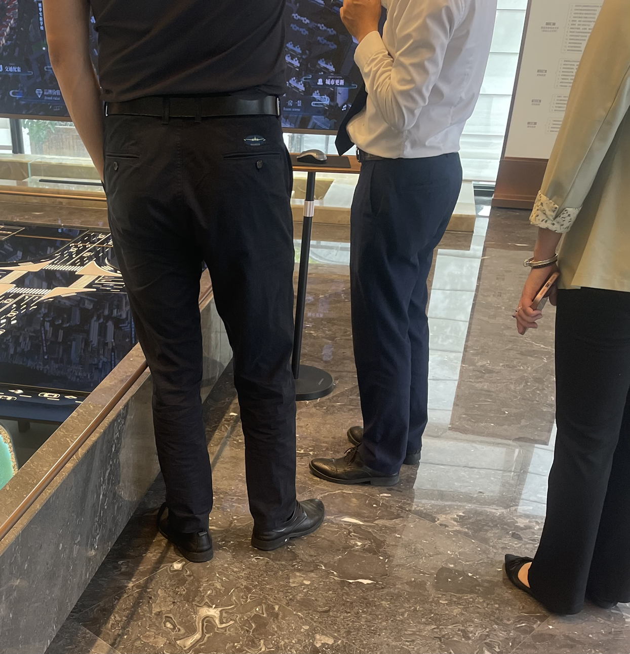 罗湖也偷偷给实惠了🤫，85折 送手扶，算下来手扶90w上车三房住宅，还是看的到的准现房送装修交付，这还做之前的业主如何是好？毕竟实实在在给刚需的我们很轻松了，要知道深圳罗湖是代表作 福田是赶上罗湖的