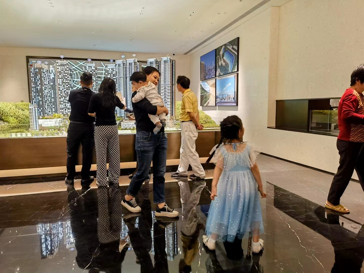 光明开发商急了，都现房了还凑热闹直接卷期房给实惠，单价3.76w上车大三房住宅还是现房看的到的保障与放心，还送了装修交付 这让周边期房单价4.6w如何是好？特别是南山期待的13号线地铁也如期而遇的建设
