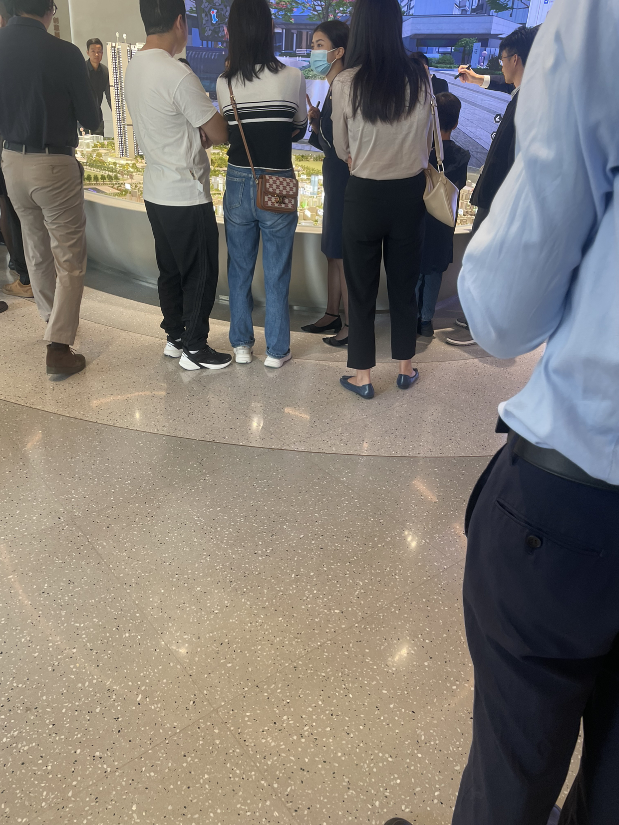 宝安这开发商拉低了平均线，直接单价3字头上车，还送了装修现房看到的的保障与安心，手扶算下来七十多w上车三房，还近了南山二十来分钟车程到，三十来分钟直达福田毕竟很是轻松就可以上车的期待，地铁也是近对于通