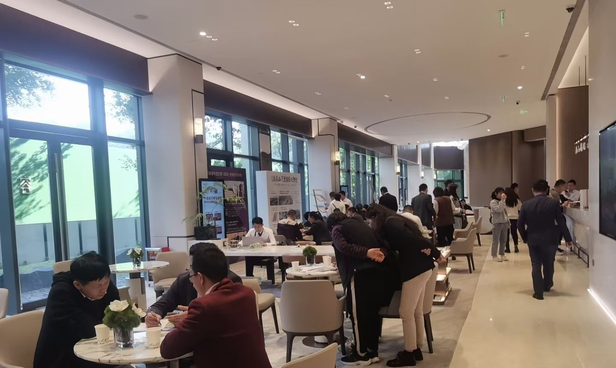 龙华真是卷，直接放开410w上车三房住宅现房，即买即入住不用等还很是保障不用租房了，还是楼下地铁口通勤到南山与福田的方便，车程二十来分钟通勤南山到福田，家门口的十二年幼儿园 小学 中学就读很是省心不用
