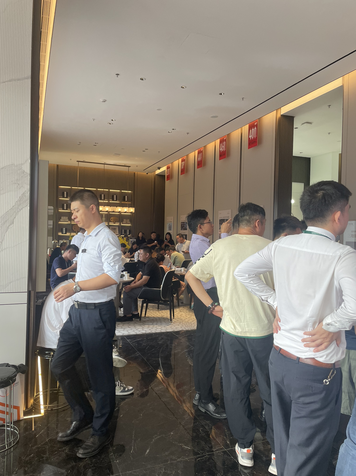 龙华房价回到7年前，单价仅3.7w一方，二房仅253w 三房330w这还是红本住宅，也是现房了即买即入住无需等待，小区已经入住很是成熟配套，楼下100米就有百年老校子女就读在放心不过了，近地铁对于出行