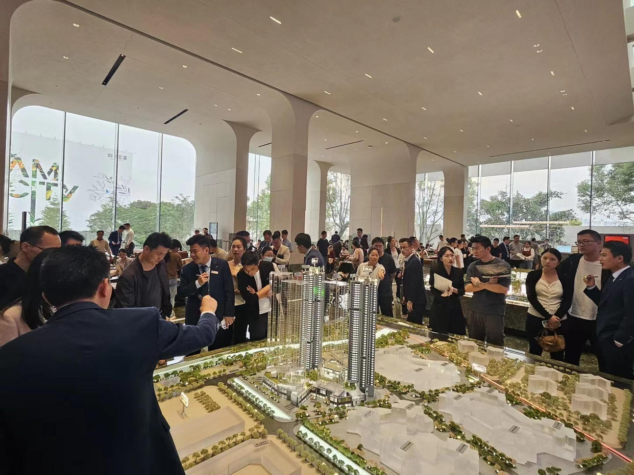 宝安很温暖，真手扶75w上车三房住宅还是现房装修好了很是期待？毕竟能深圳安家已经超百分之85了真不容易，开发商也知道所以直接85哲 送手扶很是贴心，宝安本就承接南山与福田居住开车也才二十来分钟，楼下的