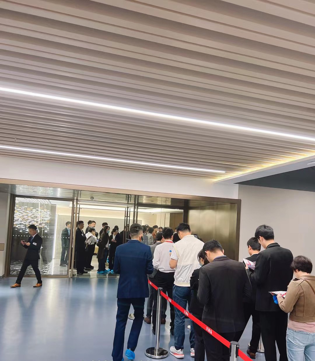 光明又卷了，直接288w上车三房住宅，还是13号线地铁口都知道是光明的期待直达南山很是方便，还带深中名校加持更是很多刚需的我们家长期待子女就读赢在起跑线上，还得房率那么高 采光通风很是不错说光明是大卷