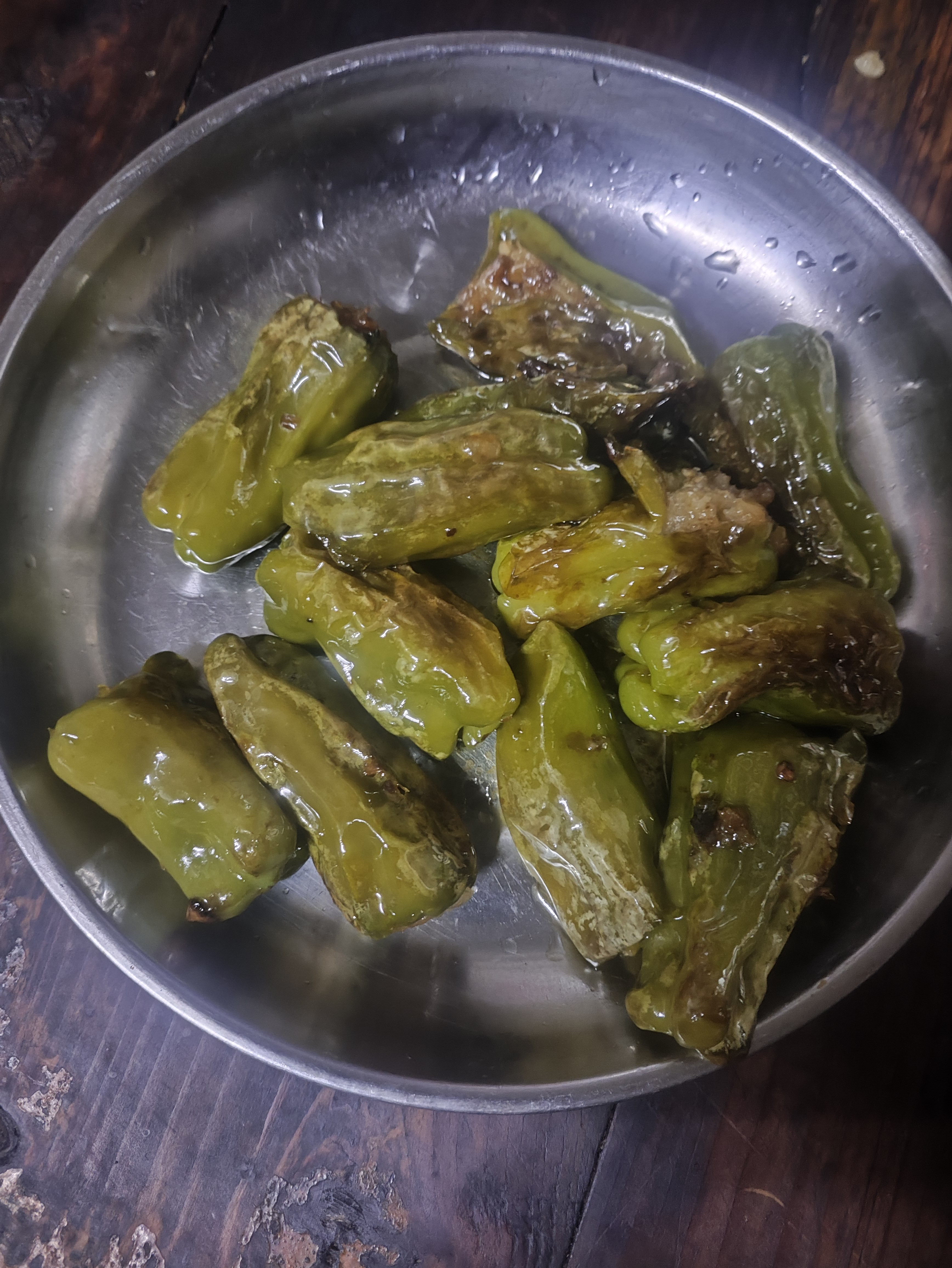 今天中午，大发善心，自己动手做了一道桂林恭城名菜，油焖辣椒酿！各位给品鉴一下呗！[微笑][微笑][微笑]