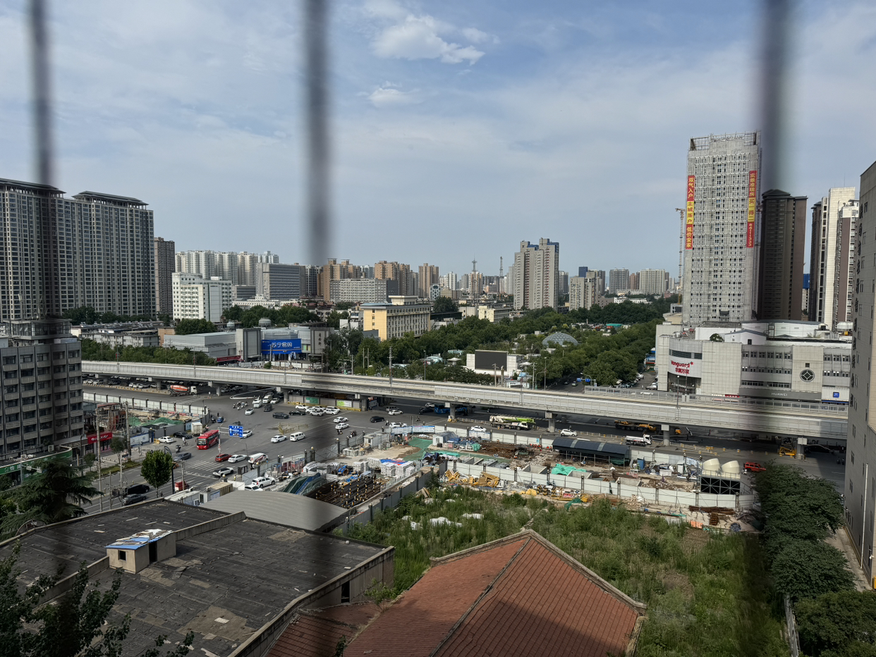 西安土门：昔日郊区小香港，如今烂泥难上墙

早年间的土门，因得周边西电、庆安、延光、远东等各路万人级、十万人级国企大厂的加持，数十年前就是城乡结合部里的战斗机。

按道理，物转星移，时代进步大潮之下应