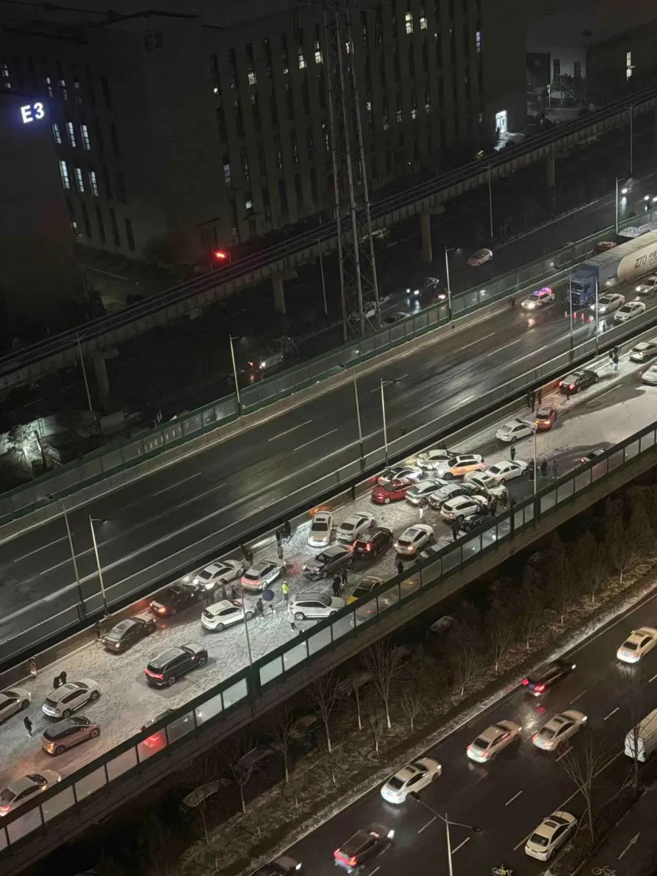 龙年西安第一场雨：冻雨，很考验车技与运气……