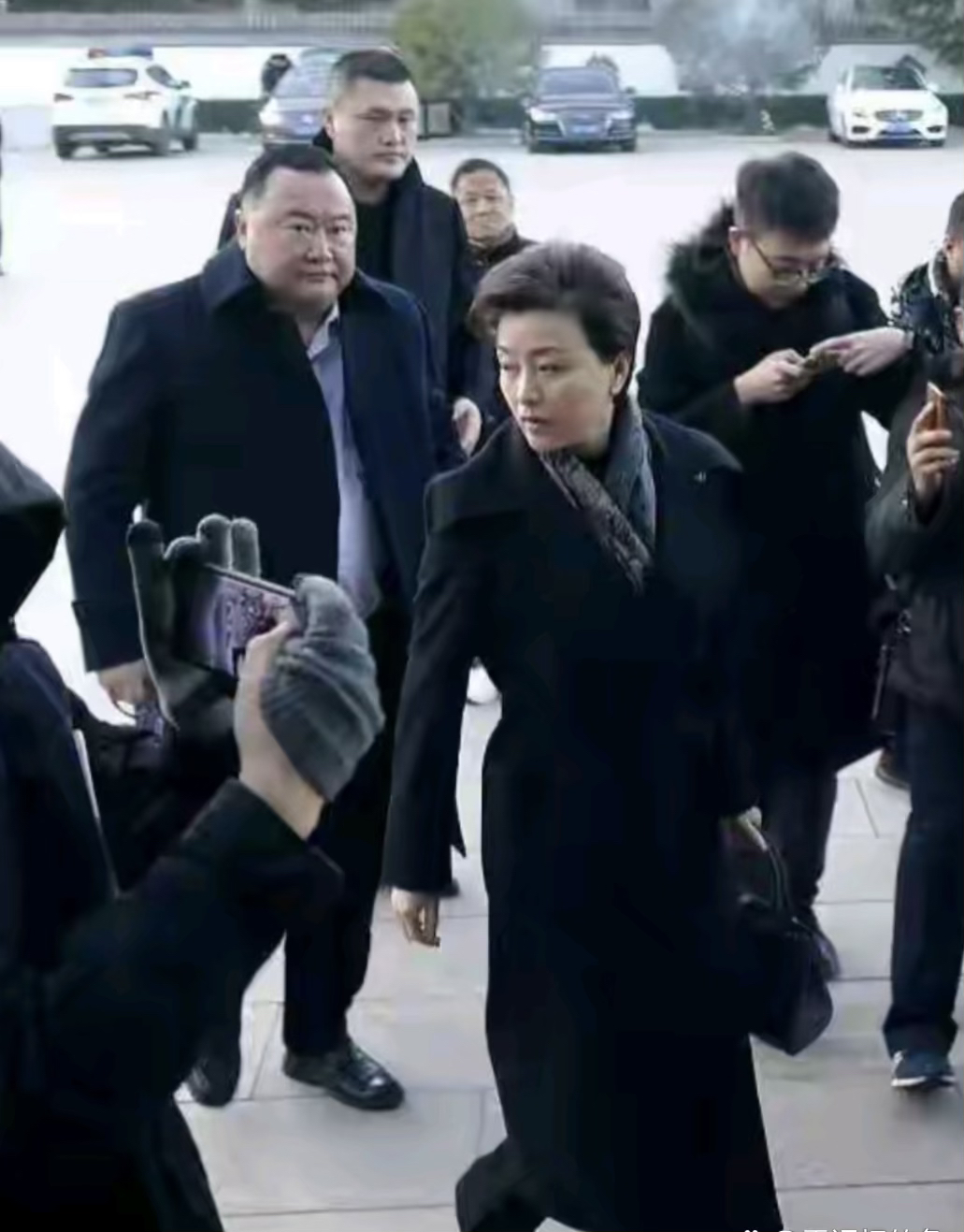 杨澜两口子与巩俐两口子对比：都是两口子，气色各不同