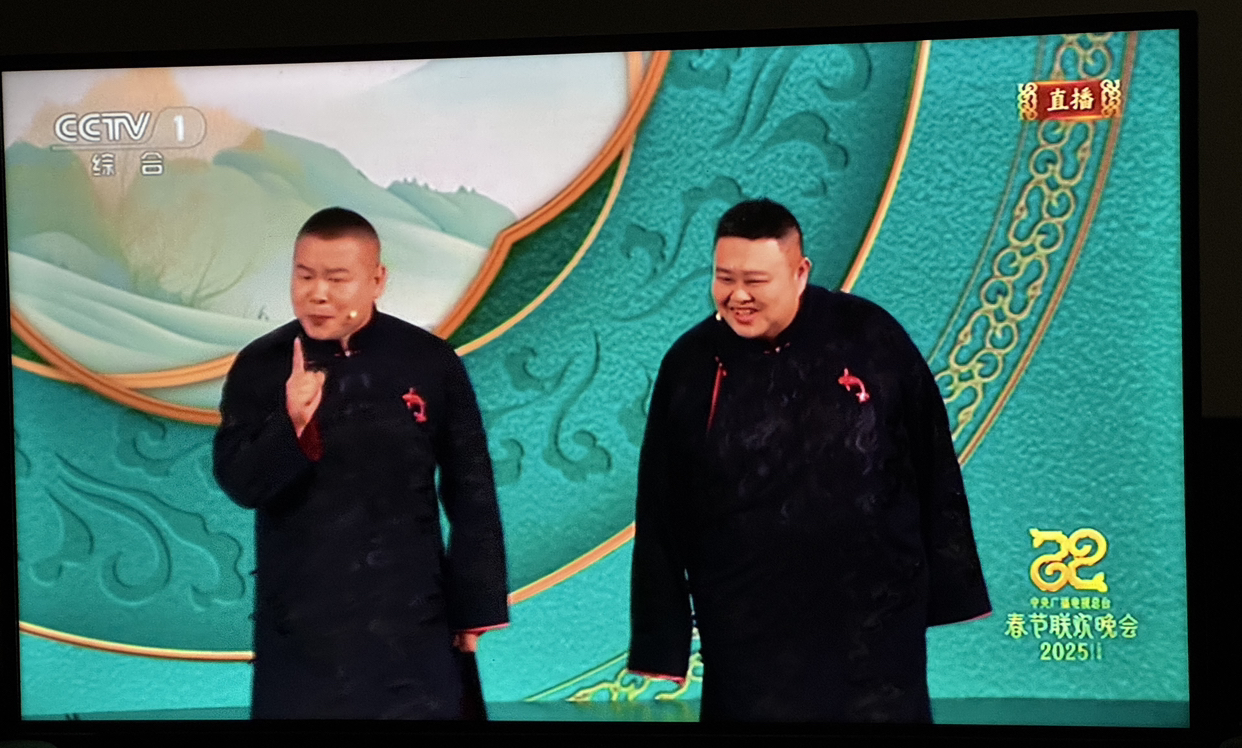 几分钟前重庆把春晚分会场搞成新能源车展厅已经够雷的，结果岳云鹏快要将观众尬晕的“相声”，直接断崖式刷新晚会的指鹿为马尺度。这届观众太悲催：一个不让放炮尽拿一坨一坨假大空怼你眼前的除夕夜，真够添堵。