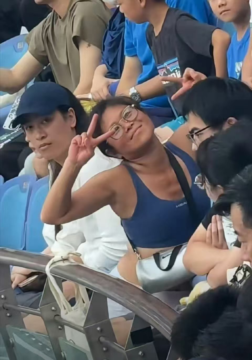 这个46岁华裔女子上演的自我社死行为：大闹上海旗忠网球中心、导致ATP大师赛几度暂停、试图以身份证+护照+野兽般嚎叫三位一体泼猴拳对抗反复劝阻与无奈驱离结果还是被空中飞人换四脚朝天拖走…….通报称是酒