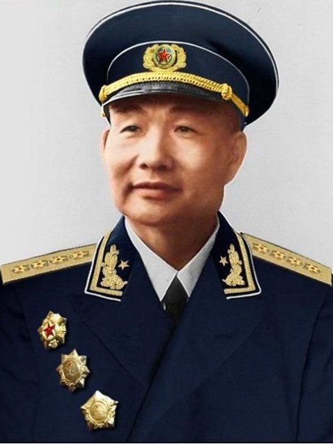 中国历任海军司令员都是什么军衔？

第一任海军司令员萧劲光大将
第二任海军司令员叶飞上将
第三任海军司令员刘华清上将
第四任海军司令员张连忠上将
第五任海军司令员石云生上将
第六任海军司令员张定发上将