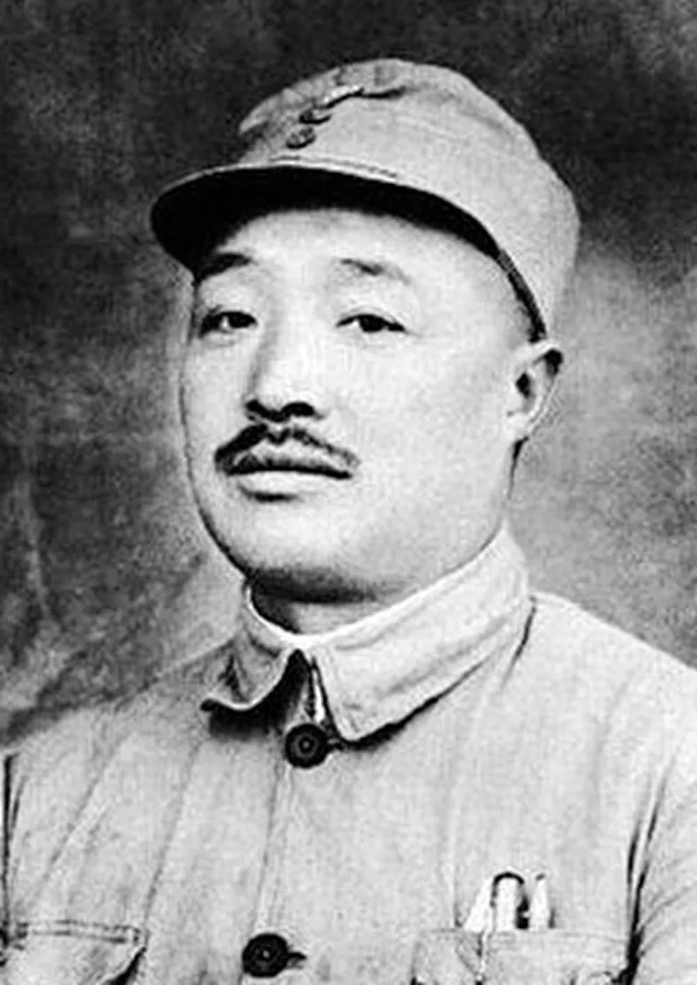 我军建军初期七次起义的总指挥分别是谁？

1、南昌起义，贺龙。
2、秋收起义，卢德铭。
3、广州起义，张太雷。
4、湘南起义，朱德。
5、桑植起义，贺龙。
6、平江起义，彭德怀。
7、百色起义，李明瑞