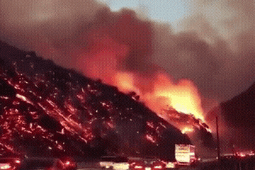 洛杉矶宣布进入紧急状态！
大火每分钟烧掉5个足球场，至少30000人被要求强制撤离。
洛杉矶突发大规模山火，由于火势十分猛烈，洛杉矶消防队长和媒体连线中，呼吁当地30000民众迅速撤离。
美国发生山火
