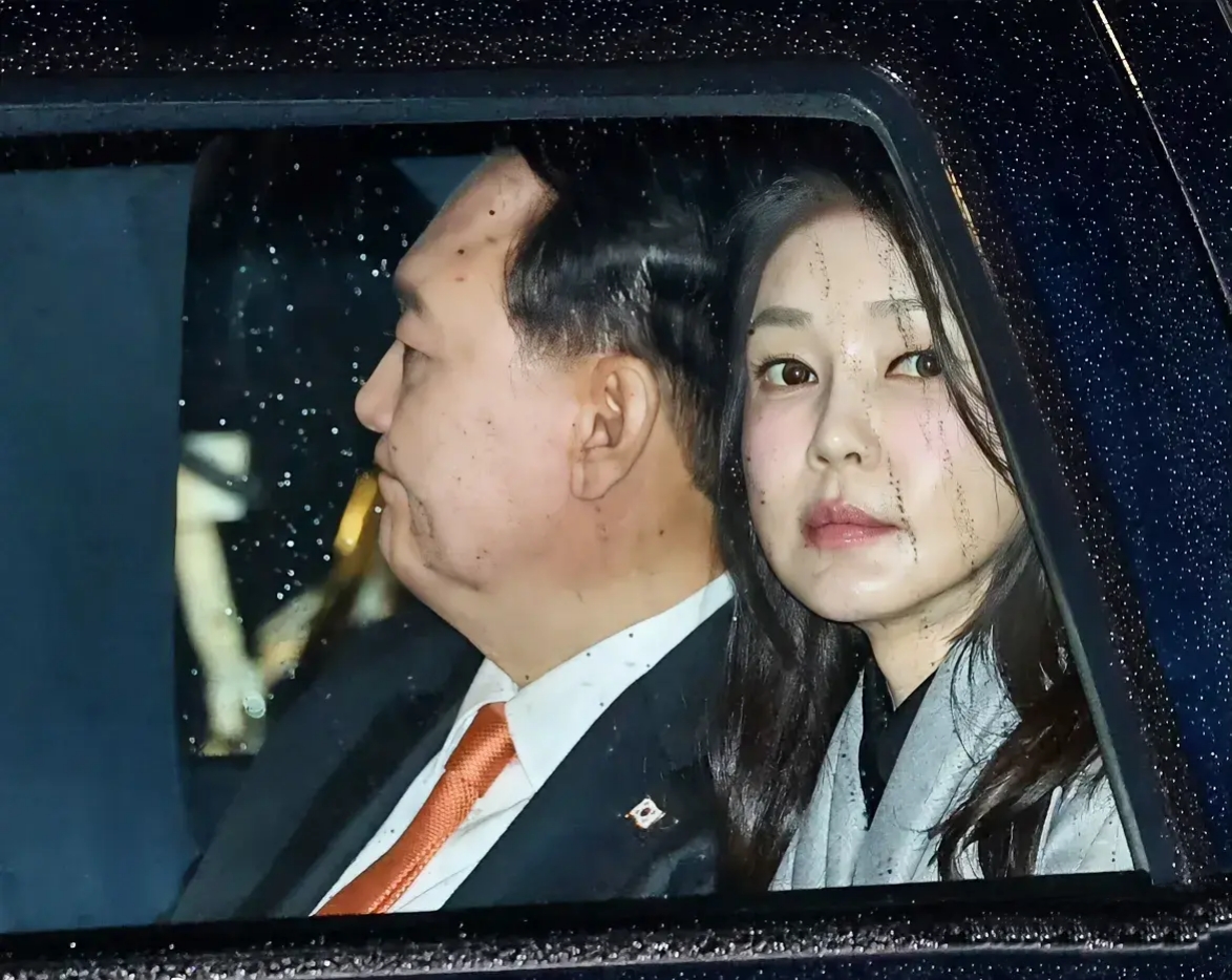 几千名警察都无法逮捕伊锡悦，检察官出身的尹锡悦，正在利用韩国法律的漏洞来逃避传唤。
公调处也不客气，直接上门逮捕，结果闯进了正大门，却靠近不了伊锡悦所在房子。
伊锡悦的警卫人员可不是一以前的特勤部门，