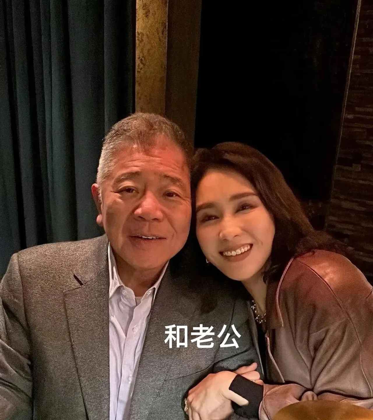 黎姿自从嫁给富豪后，经营的美容事业现在那叫一个风生水起，初九就晒出了一组超美的开工图。

黎姿开工，喜气洋洋。红包发放，员工开心。粉色香奈儿，贵气逼人。发型嘛，有点像TVB老戏骨，不过这身打扮，土豪气