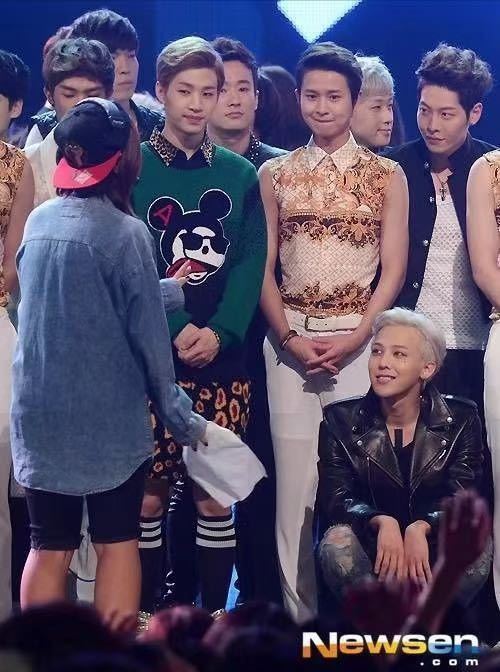 他们的mv拍的真的很超前，而且每个人都像社会人[doge]#小时候很害怕BIGBANG#