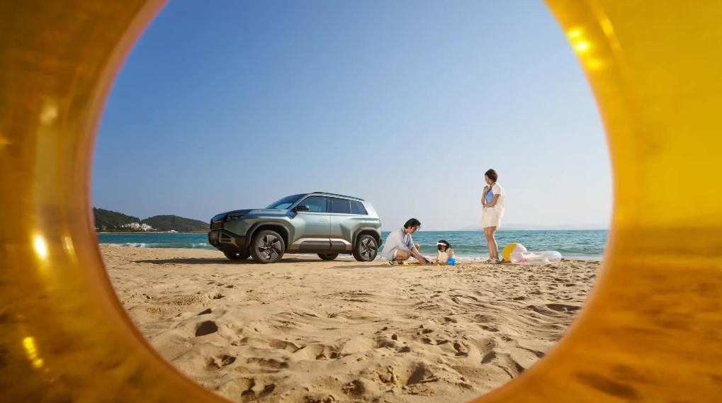 方程豹汽车以18个月交付10万台的战绩，在新能源市场投下一枚重磅炸弹。

10万车主的热爱背后，是10万种生活方式的共鸣，更是中国汽车消费升级的缩影。

当传统越野车还困在“油老虎”“糙汉子”的刻板印