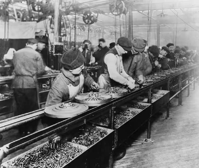 1913年，这是福特汽车的生产流水线。工人们正在努力地安装配件。此时的福特公司，已经能大规模地生产汽车，汽车也从之前的奢侈品，逐渐进入了中产阶级的家庭。 ​​​