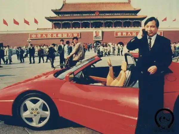 据说这是中国第一辆法拉利跑车，车主就是旁边拿着大哥大打电话的这个人，大家知道这个人是谁吗？如今怎样？ 