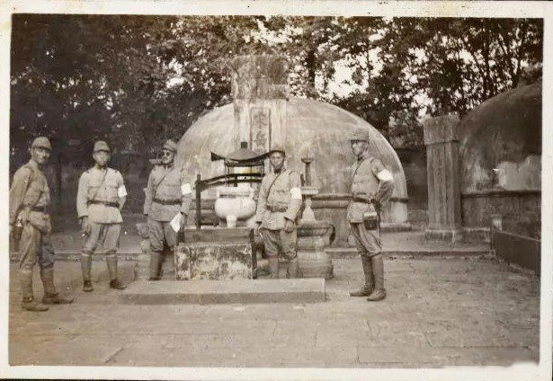 【日军在岳飞墓前摆拍】 1937年12月，日军占领杭州后，几个日军站在岳飞墓前摆拍。虽然有点耀武扬威，但对岳飞还是心生敬畏的，因为军国主义的本质就是弱肉强食，他们只敬服强者。这值得我们好好思考！