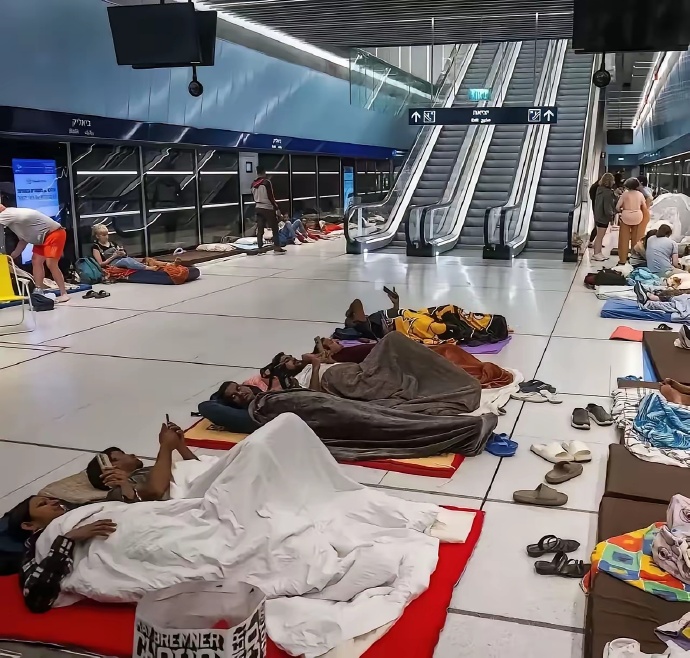 图片中，以色列民众在地铁站寻求庇护的场景，展现了现代地铁在战时的关键作用——它不仅是交通动脉，更是守护生命的“地下长城”。 ​​​👿👿