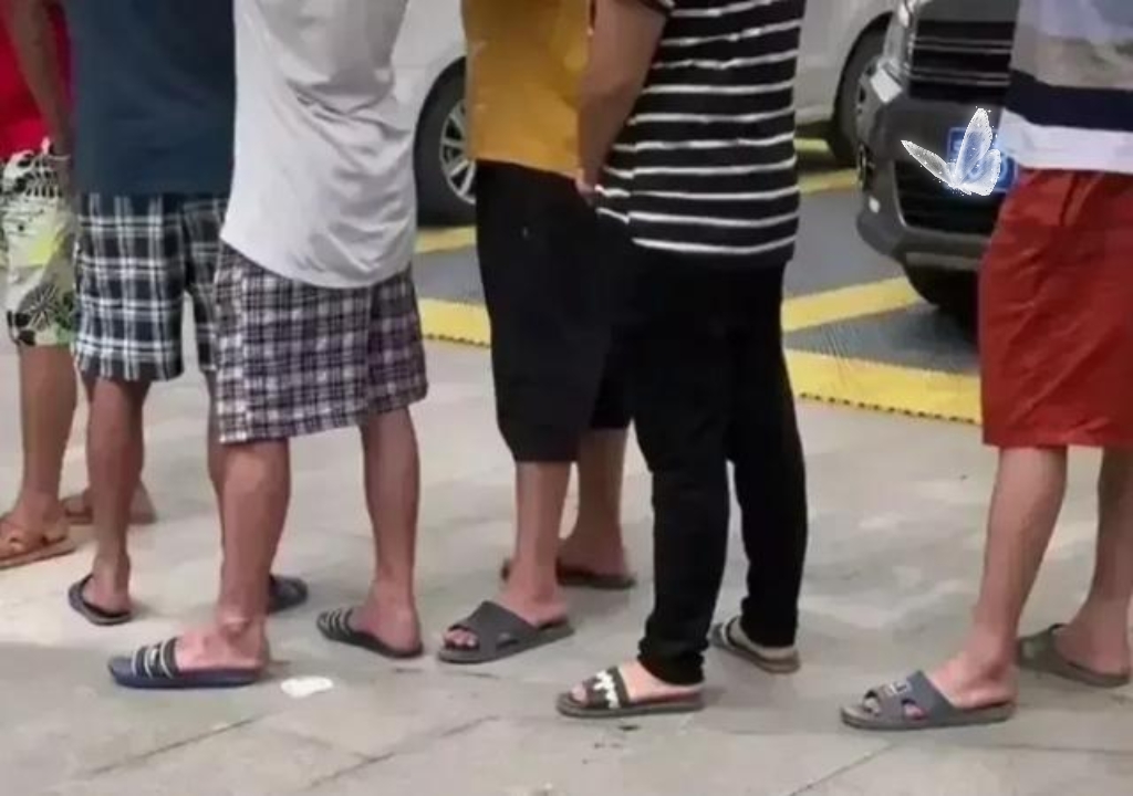 广东湛江现在的冬天：上面长外套，下面拖鞋短裤