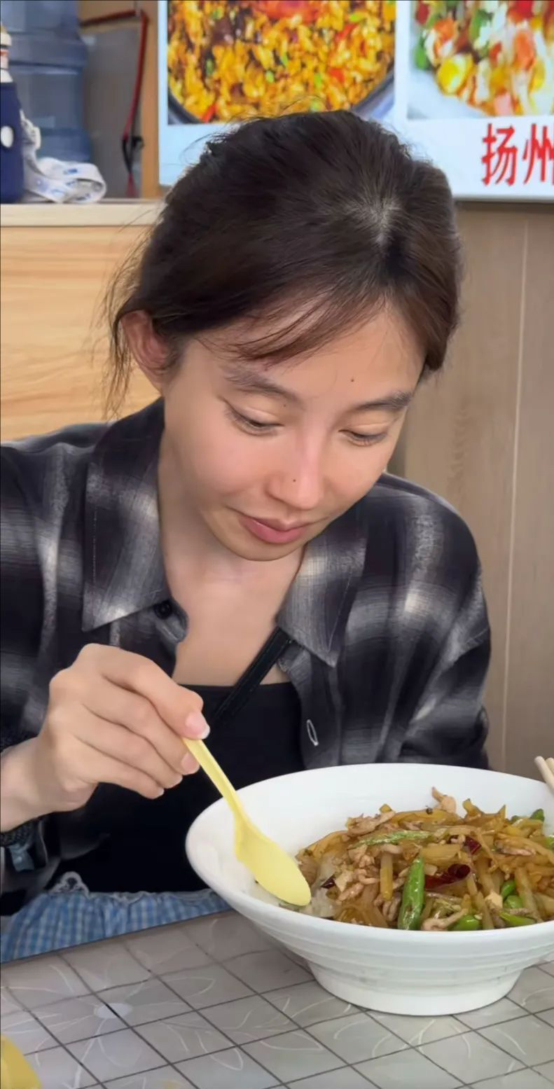 感觉天塌了！她怎么变这样了，这还是我上学时候的女神吗？？