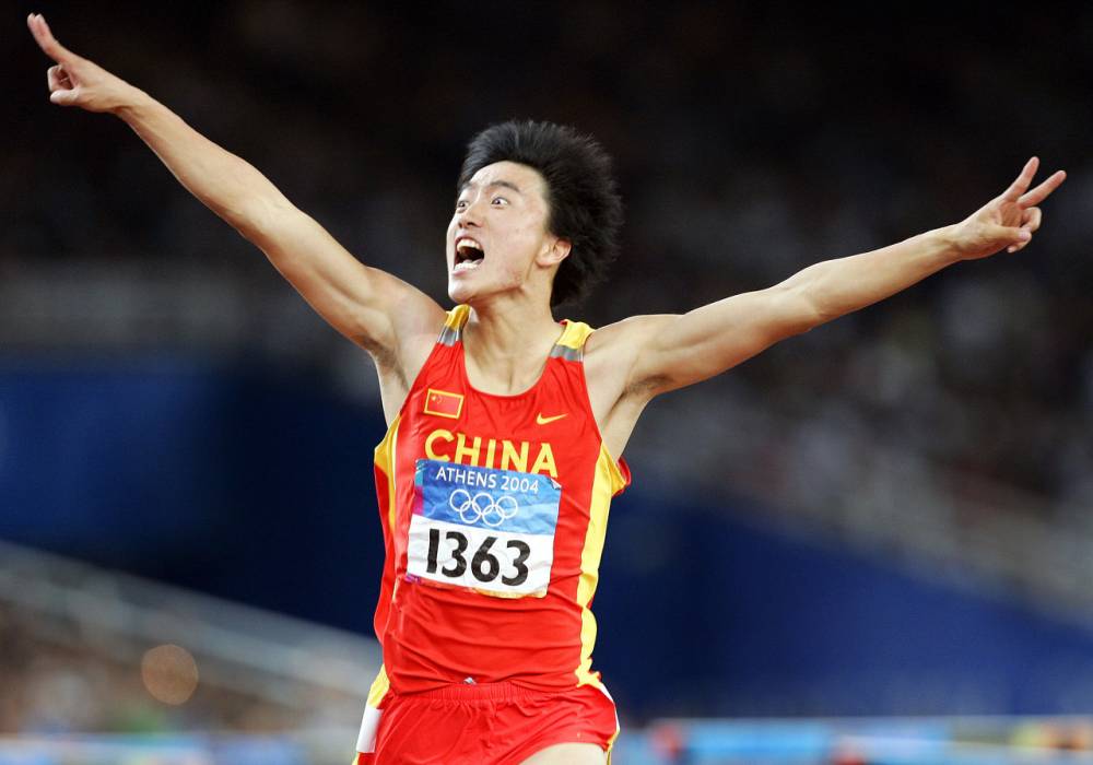 21年前的今天（北京时间2004年8月28日），刘翔闪耀雅典12秒91夺金，该奥运会纪录至今未破！

这一刻刘翔创造了历史！一个黑头发黄皮肤的中国人成为了世界飞人！

体育迷：中国人的骄傲！

不单是