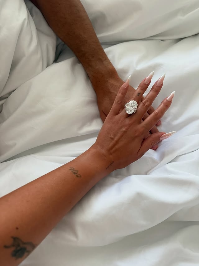 绿茵场的巨人，霸道总裁！

巨大钻戒求婚成功！

8月12日，乔治娜社媒晒照，同意C罗的求婚。在社媒晒出的照片中，乔治娜左手戴着一枚巨大的祖母绿形切割钻戒。

据马卡报称：C罗订婚戒指超一百万美元，很