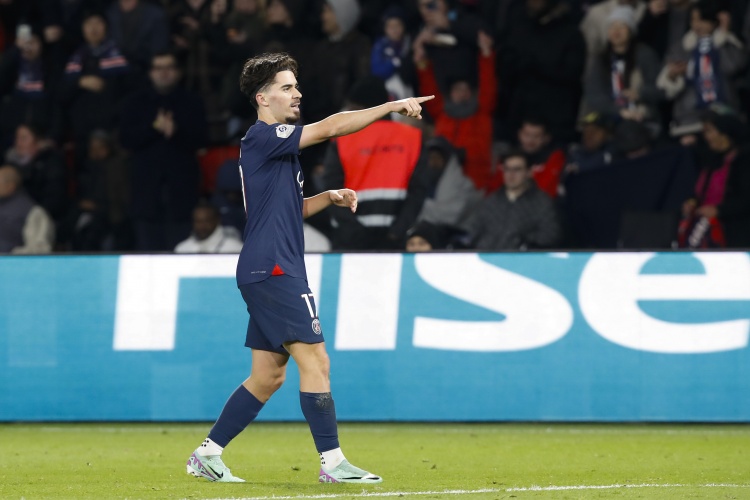 凳子稳了，队友力挺！

不久前，三冠王中场核心维蒂尼亚接受了《Ligue 1+》的采访时表示：若我能拿金球奖不可思议，我相信2025年最配的就是登贝莱。