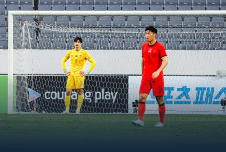东亚杯-中国0-2日本，遭遇2连败！

此役，王钰栋伤退，张玉宁失单刀，颜骏凌拒单刀。

本场过后，日本积6分暂列第一，中国积0分排名第三。

只能说国足精气神全无，国脚都是不求有功但求无过的心态。
