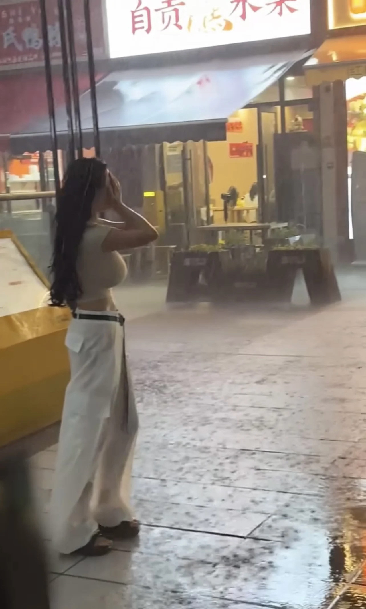 下雨了，一个女孩也不躲避，就那样在淋雨，是受了什么刺激么