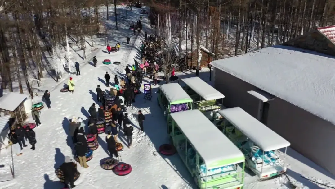 炫动冰雪 激情抚顺丨东北真人版贪吃蛇雪圈上线了

12月14日，位于辽宁省抚顺市的清原玉龙溪冰雪大世界开园，东北真人版贪吃蛇雪圈火爆上线。今年，作为清原冰雪旅游的“龙头”产品，玉龙溪冰雪大世界再次升级