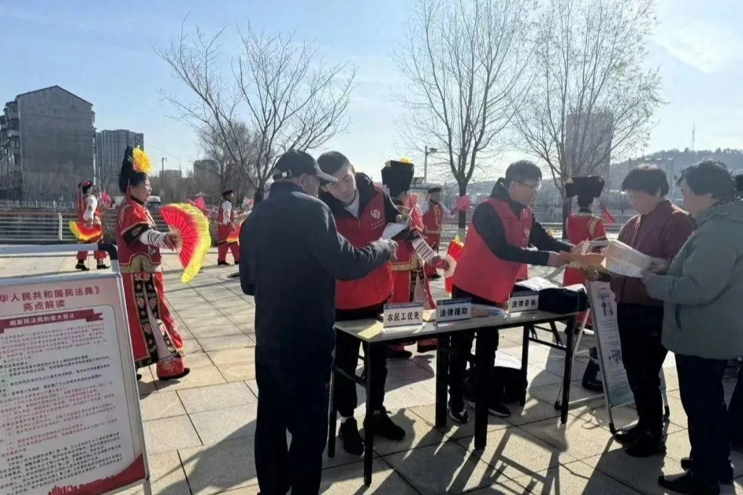 新宾：满族秧歌“扭”出法治新画卷

为进一步丰富群众法治文化生活，提升群众法治意识和法律素养，抚顺市新宾满族自治县司法局创新形式，联合满族秧歌队开展“普法进广场”活动，让法治文化融入群众生活，让法治宣