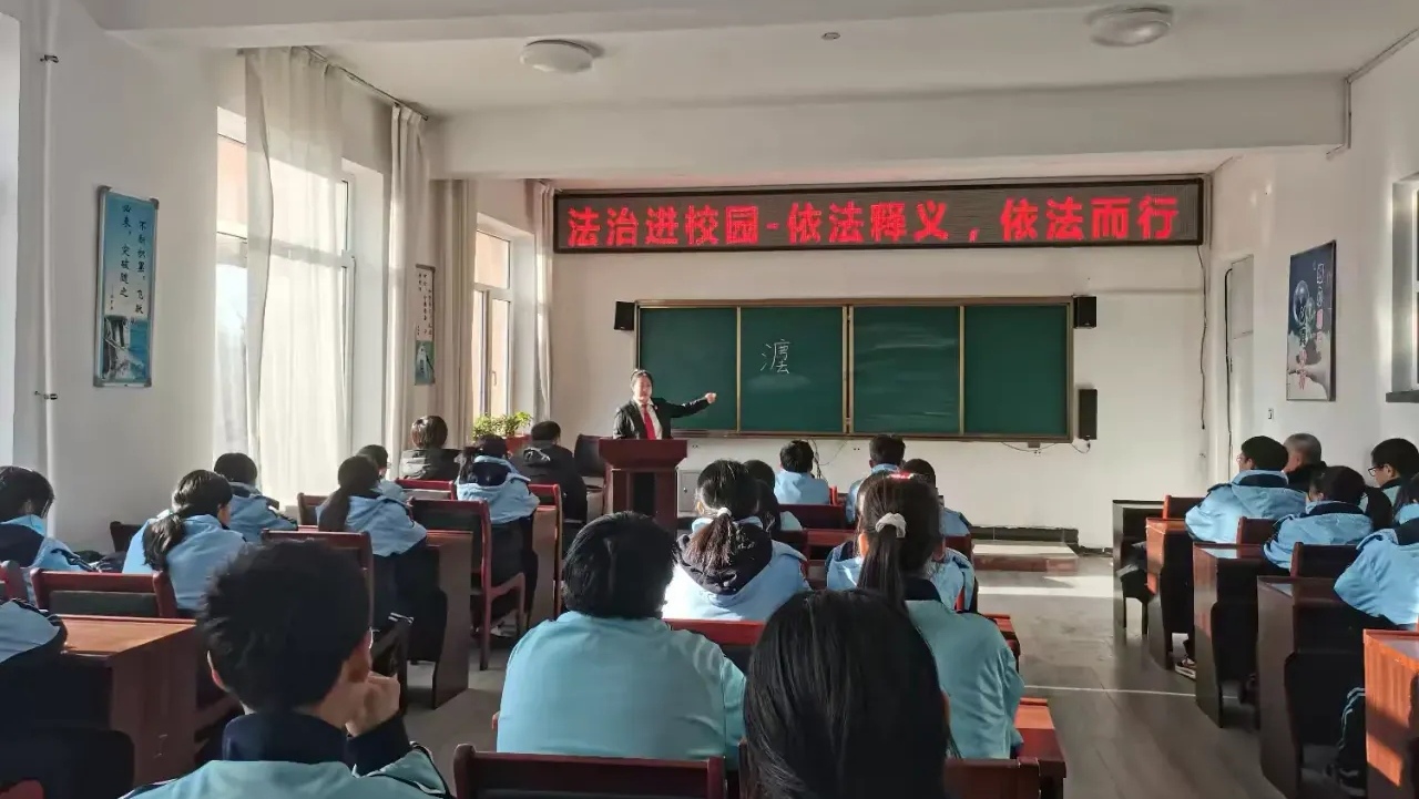 法治副校长进校园 以法护航学生成长

为充分发挥“法治副校长”的职能作用，做好青少年法治宣传教育工作，12月12日，抚顺市清原满族自治县英额门司法所协调“法治副校长”南山城法庭法官，联合英额门镇政法办