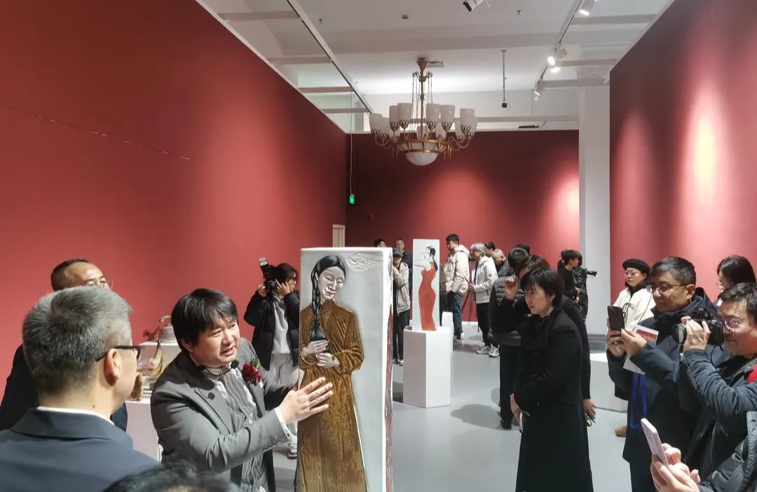【抚顺大官窑精品陶瓷亮相辽宁美术馆，关注度杠杠滴】11月21日，“北方韵瓷”——辽宁省第二届中青年陶瓷艺术家作品抚顺大官窑邀请展在辽宁美术馆拉开帷幕，此次展出的150多件艺术家作品和大官窑精品陶瓷，出