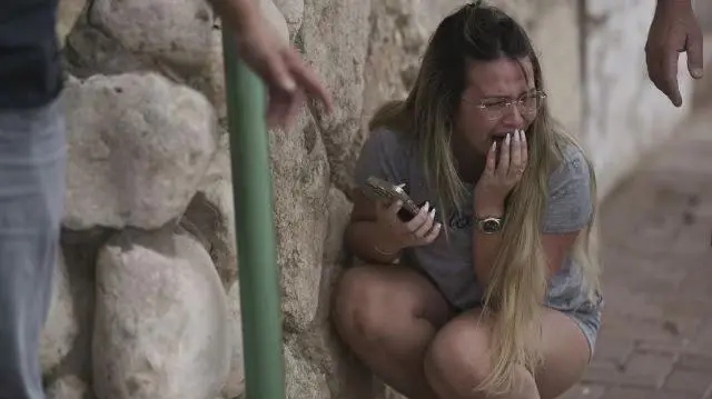 你能想象吗？！一个女孩，从恐怖袭击中死里逃生，却在自己生日那天，选择了自杀？！这背后，究竟隐藏着什么？！是绝望？还是控诉？！

去年10月7日，以色列新星音乐节，成了人间炼狱！哈马斯武装分子像疯狗一