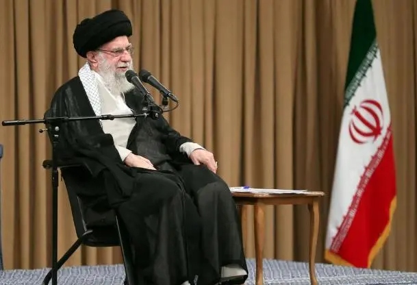 以色列的袭击让伊朗陷入两难：反击还是隐忍？经济困境、盟友摇摆、国内权力斗争，都让伊朗的抉择变得异常艰难。

以色列的报复行动让伊朗措手不及，也让世界捏了一把汗。说白了，伊朗现在是骑虎难下，反击吧，实力